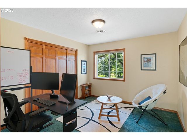 565 SHELOKUM Dr, Silverton, OR 97381
