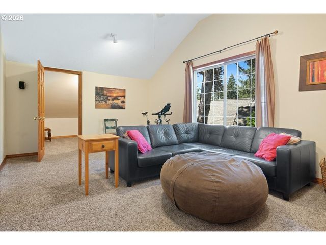 565 SHELOKUM Dr, Silverton, OR 97381