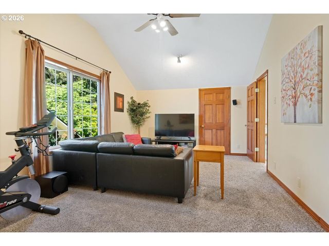 565 SHELOKUM Dr, Silverton, OR 97381