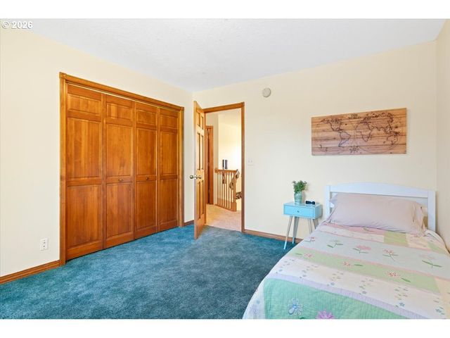 565 SHELOKUM Dr, Silverton, OR 97381