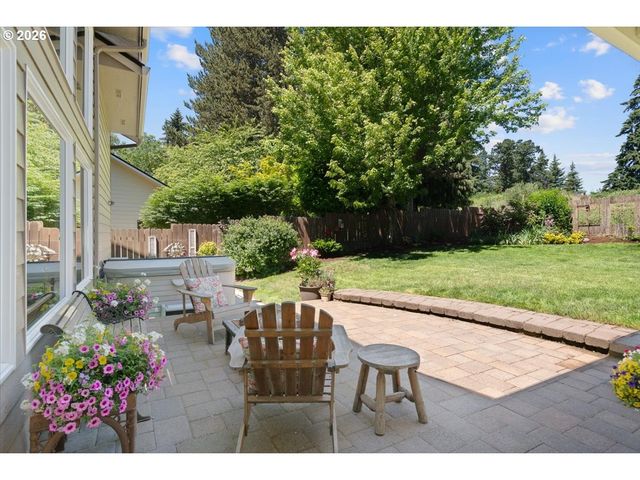 565 SHELOKUM Dr, Silverton, OR 97381