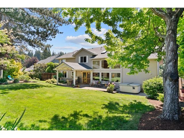 565 SHELOKUM Dr, Silverton, OR 97381