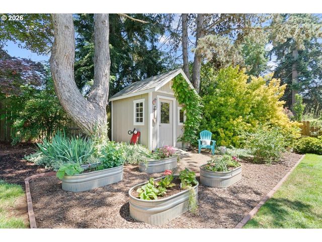 565 SHELOKUM Dr, Silverton, OR 97381