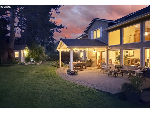 565 SHELOKUM Dr, Silverton, OR 97381