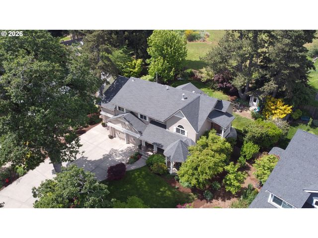 565 SHELOKUM Dr, Silverton, OR 97381