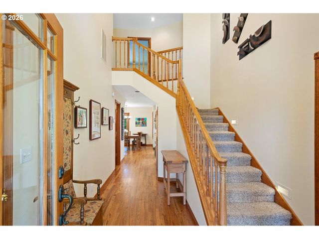 565 SHELOKUM Dr, Silverton, OR 97381
