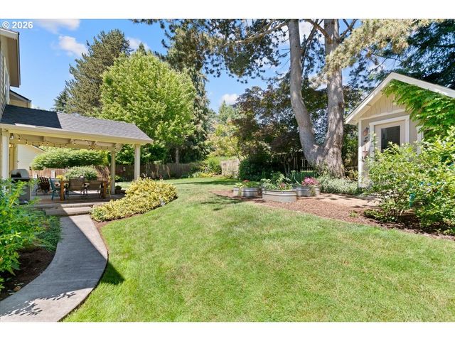 565 SHELOKUM Dr, Silverton, OR 97381