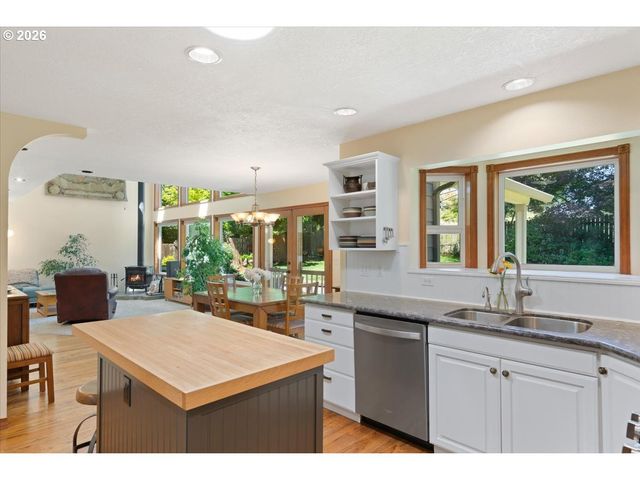 565 SHELOKUM Dr, Silverton, OR 97381