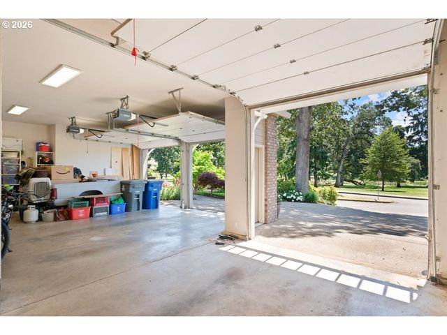 565 SHELOKUM Dr, Silverton, OR 97381