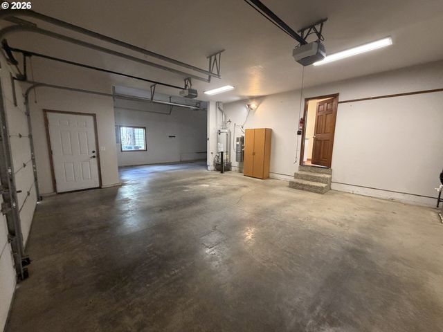 565 SHELOKUM Dr, Silverton, OR 97381