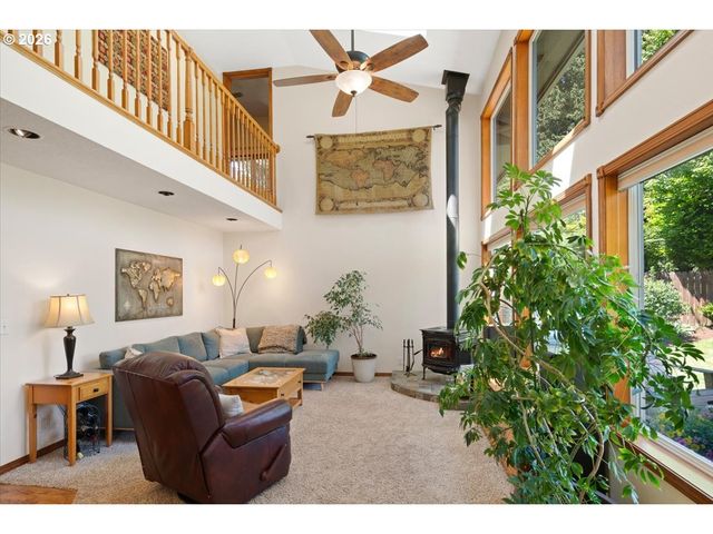 565 SHELOKUM Dr, Silverton, OR 97381