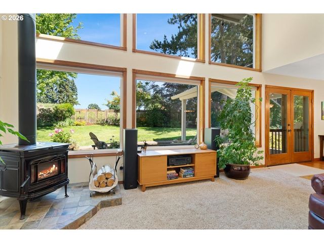 565 SHELOKUM Dr, Silverton, OR 97381