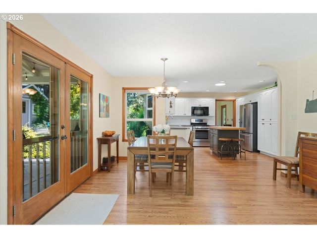 565 SHELOKUM Dr, Silverton, OR 97381