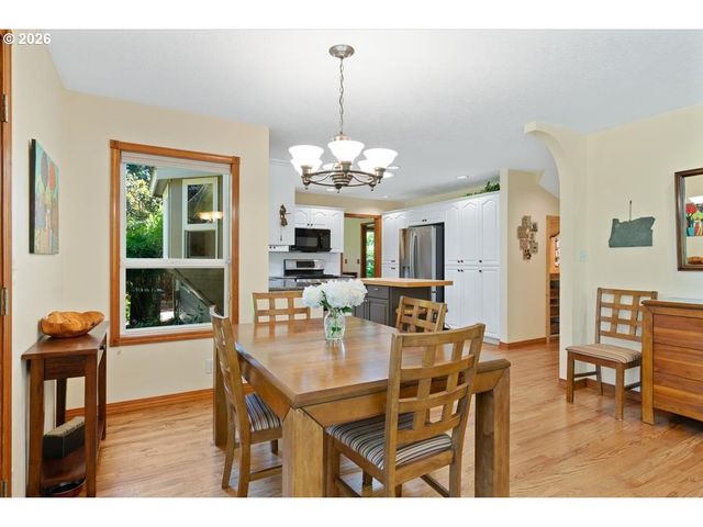 565 SHELOKUM Dr, Silverton, OR 97381