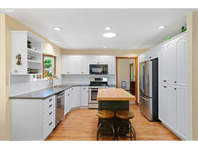 565 SHELOKUM Dr, Silverton, OR 97381