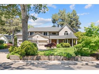 565 SHELOKUM Dr, Silverton, OR 97381