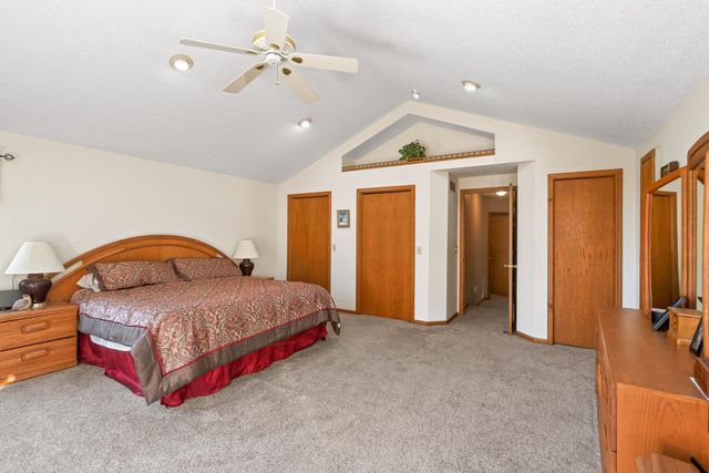 2539 Highwood Avenue E, Maplewood, MN 55119