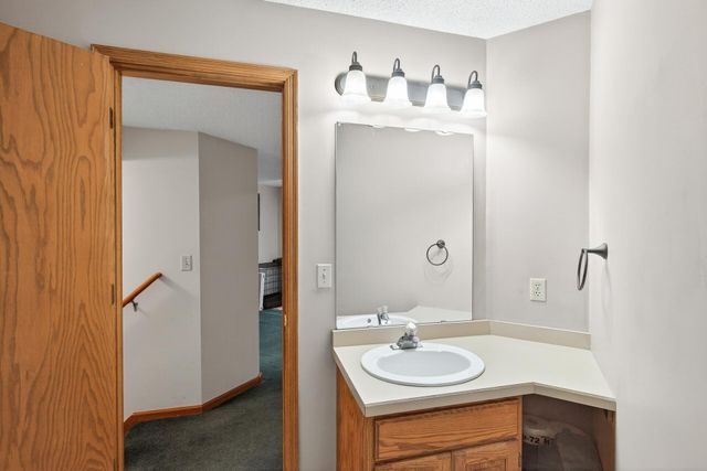 2539 Highwood Avenue E, Maplewood, MN 55119