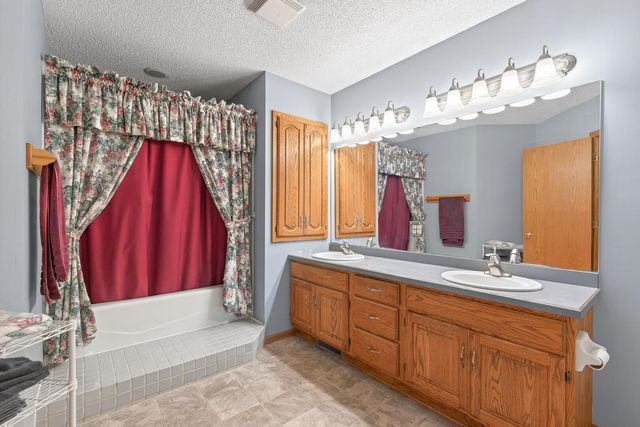 2539 Highwood Avenue E, Maplewood, MN 55119