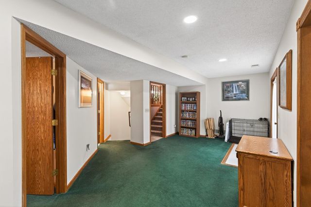 2539 Highwood Avenue E, Maplewood, MN 55119