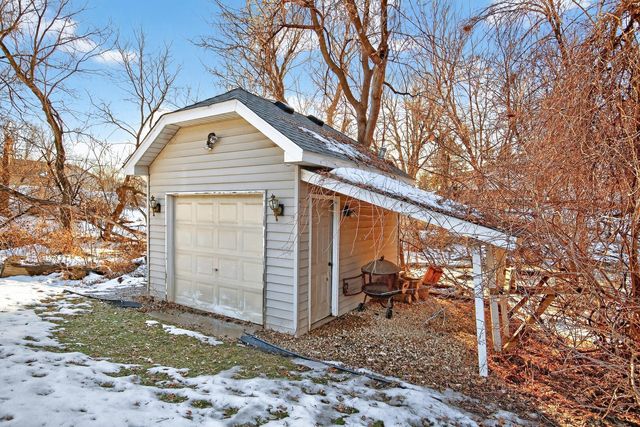 2539 Highwood Avenue E, Maplewood, MN 55119