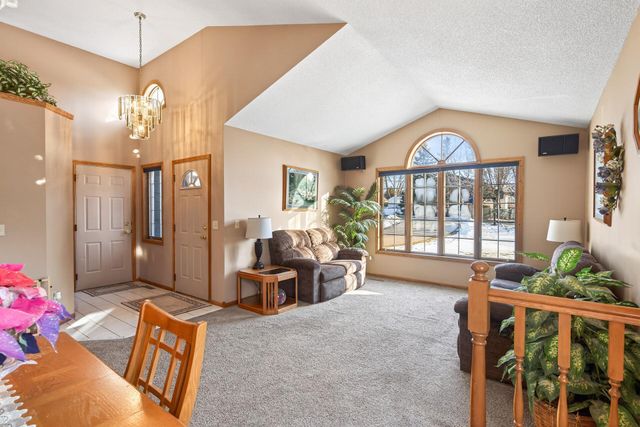 2539 Highwood Avenue E, Maplewood, MN 55119