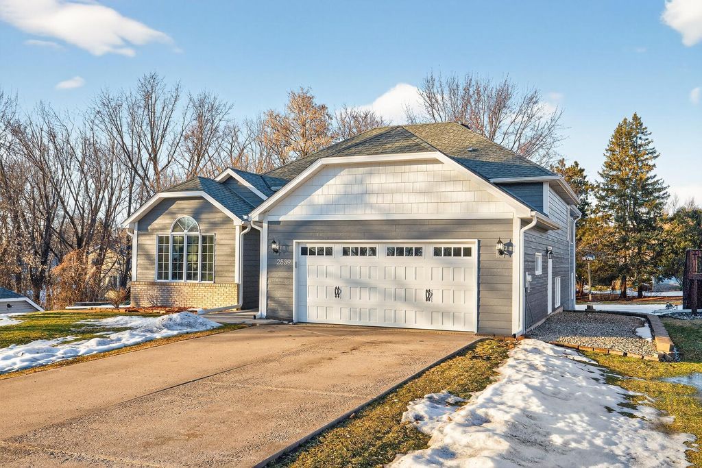 2539 Highwood Avenue E, Maplewood, MN 55119