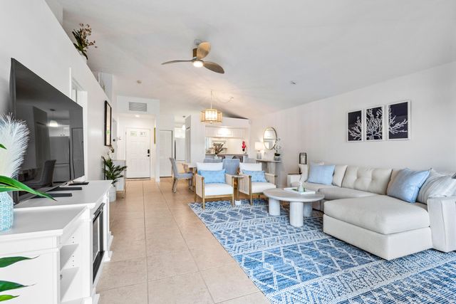 913 Club Drive, Palm Beach Gardens, FL 33418