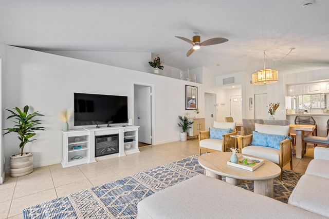 913 Club Drive, Palm Beach Gardens, FL 33418