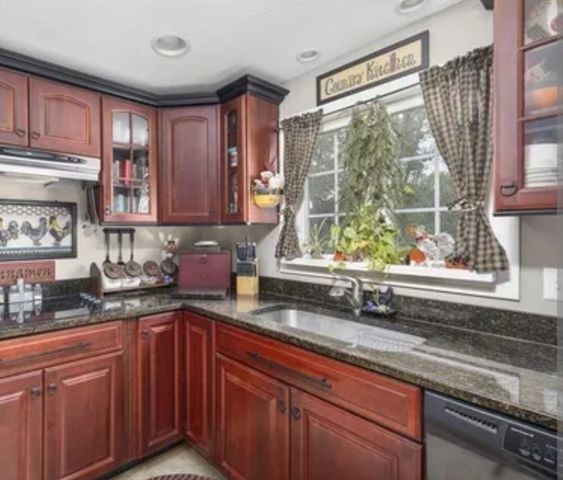 560 Allen Ave, North Attleboro, MA 02760