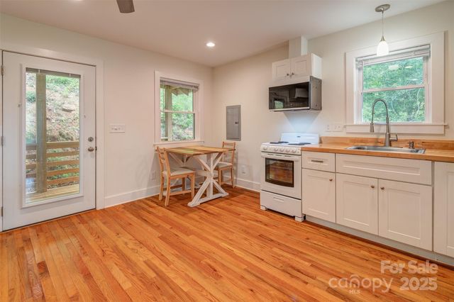 9 Koenig Way, Asheville, NC 28804