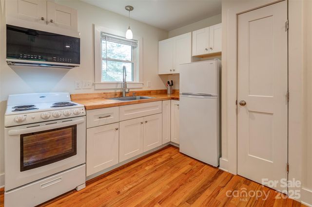9 Koenig Way, Asheville, NC 28804