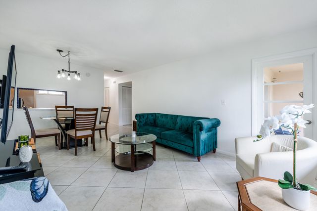 2615 Garden Drive N 307, Lake Worth, FL 33461