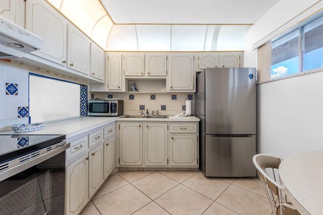 2615 Garden Drive N 307, Lake Worth, FL 33461