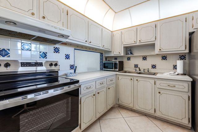 2615 Garden Drive N 307, Lake Worth, FL 33461