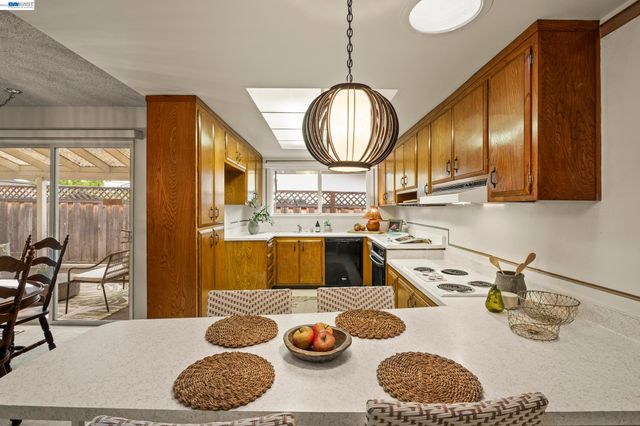 10191 Vicksburg Dr, Cupertino, CA 95014