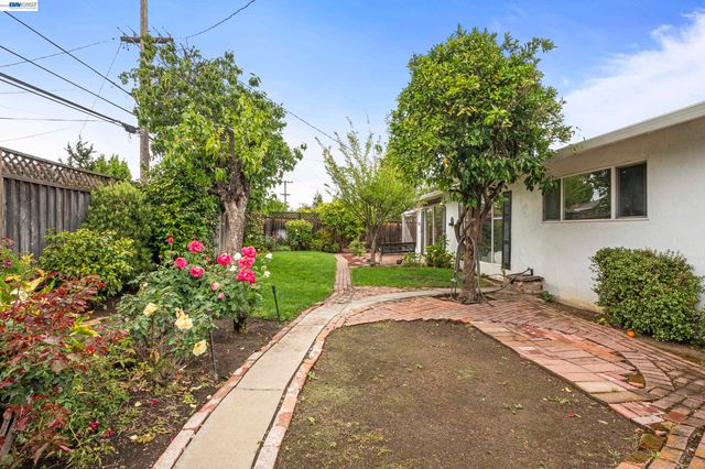 10191 Vicksburg Dr, Cupertino, CA 95014
