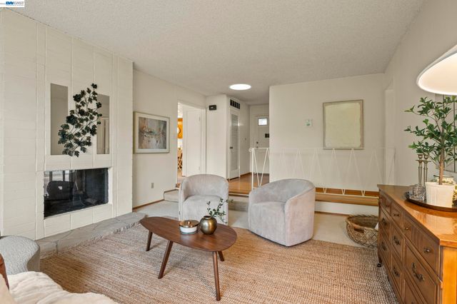 10191 Vicksburg Dr, Cupertino, CA 95014
