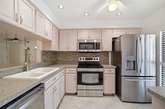 309 KNOTTWOOD COURT 309, Sun City Center, FL 33573