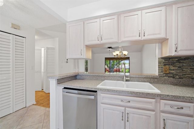 309 KNOTTWOOD COURT 309, Sun City Center, FL 33573
