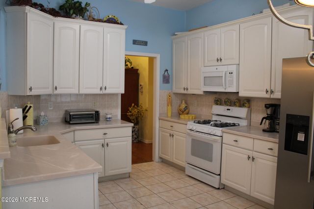 4 Summerlawn Drive, Lakewood, NJ 08701