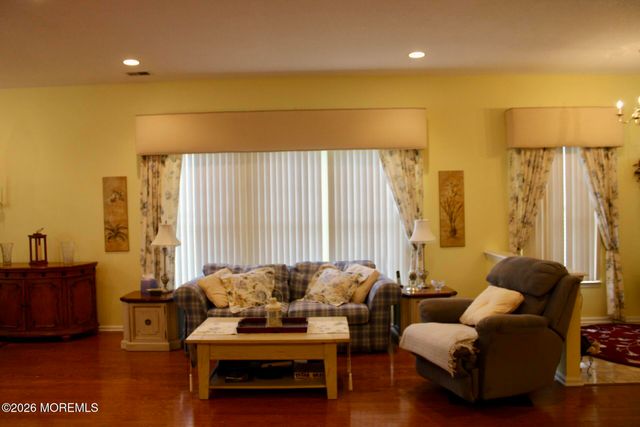 4 Summerlawn Drive, Lakewood, NJ 08701