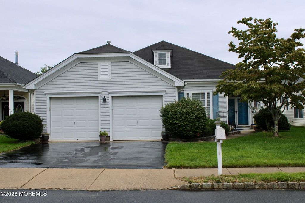 4 Summerlawn Drive, Lakewood, NJ 08701
