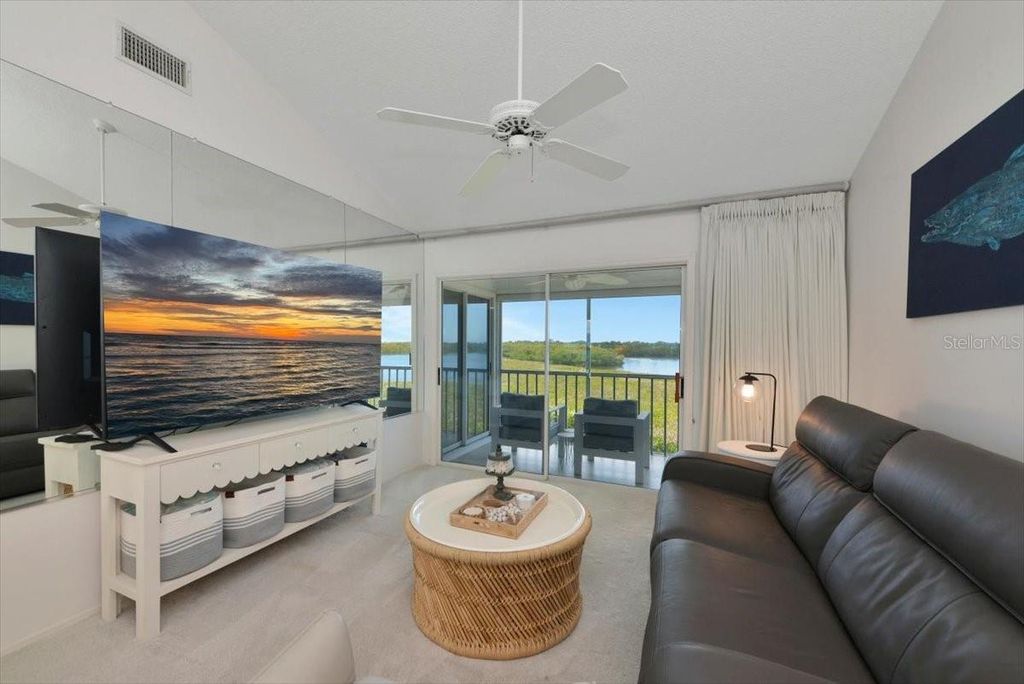 Image 15 of property listing at 946 SANDPIPER CIRCLE 946, Bradenton, FL 34209