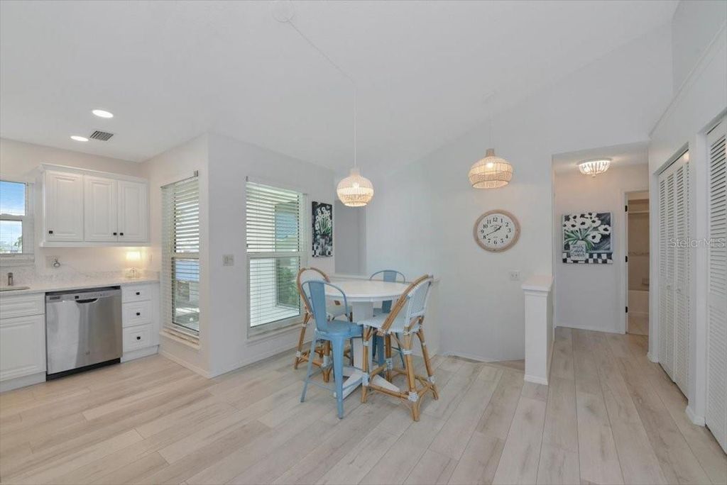 Image 7 of property listing at 946 SANDPIPER CIRCLE 946, Bradenton, FL 34209