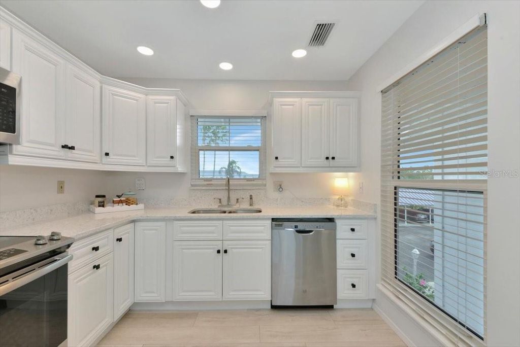 Image 8 of property listing at 946 SANDPIPER CIRCLE 946, Bradenton, FL 34209