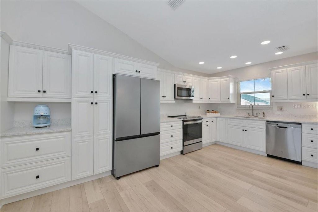 Image 9 of property listing at 946 SANDPIPER CIRCLE 946, Bradenton, FL 34209