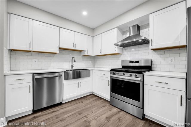 7968 Lawrence, West Bloomfield, MI 48322