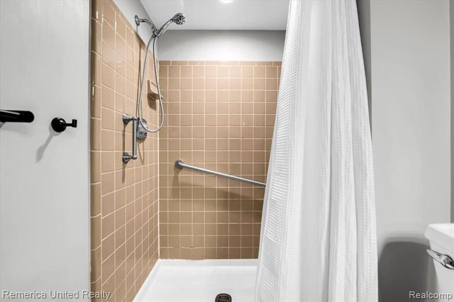 7968 Lawrence, West Bloomfield, MI 48322