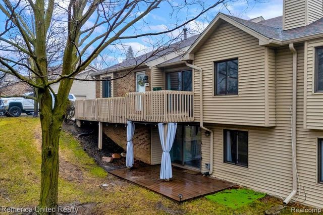 7968 Lawrence, West Bloomfield, MI 48322